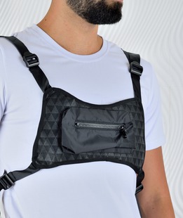 Бяла мъжка тениска с черна чантичка отпред