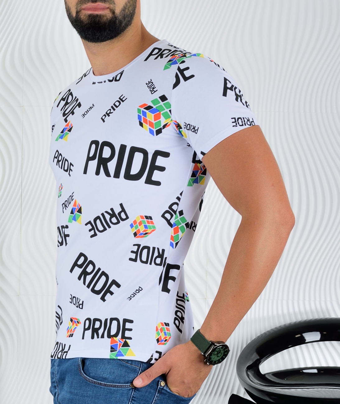 Мъжка бяла тениска PRIDE с кубче на рубик Мъжка бяла тениска PRIDE с кубче на рубик
