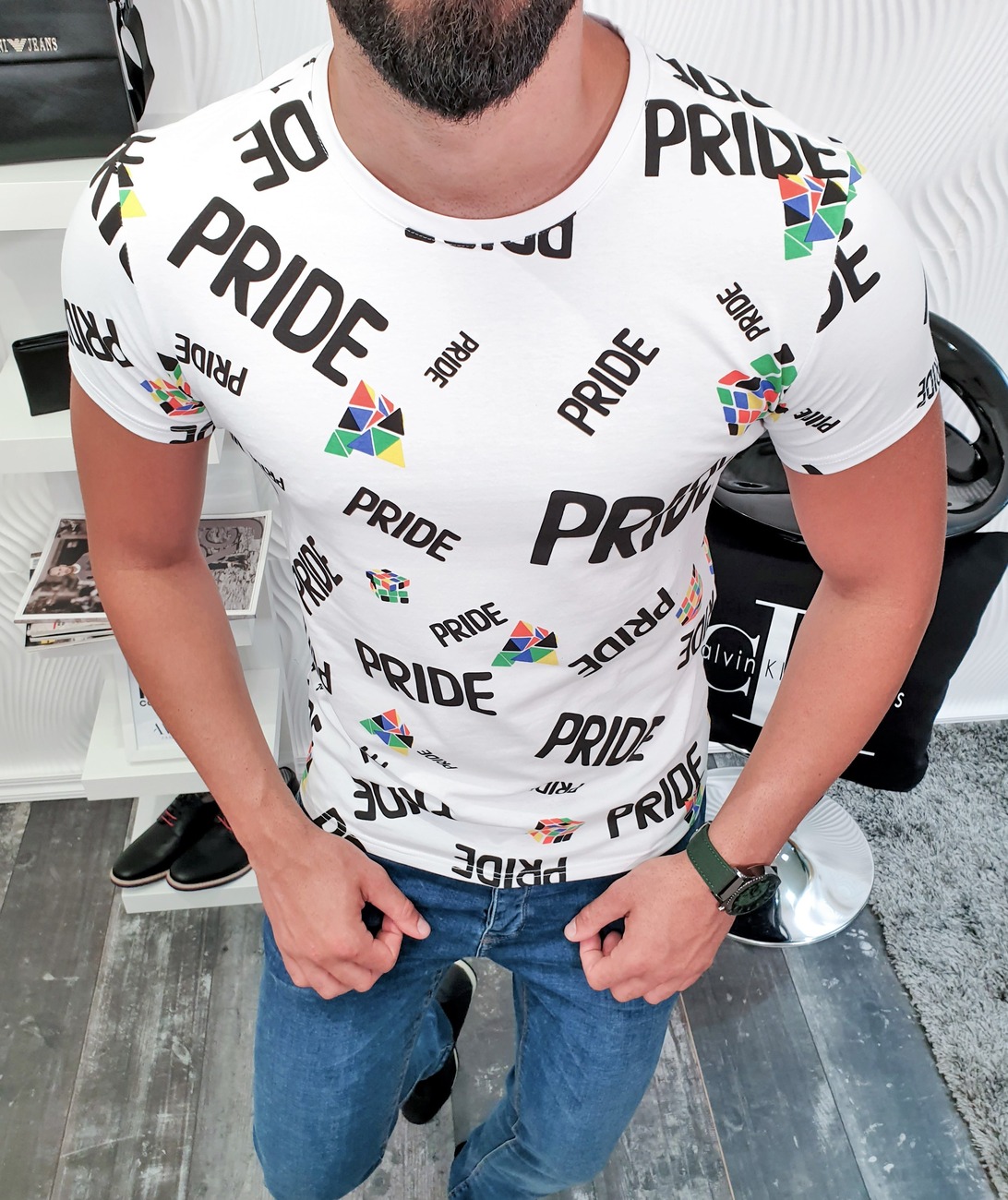 Мъжка бяла тениска PRIDE с кубче на рубик Мъжка бяла тениска PRIDE с кубче на рубик