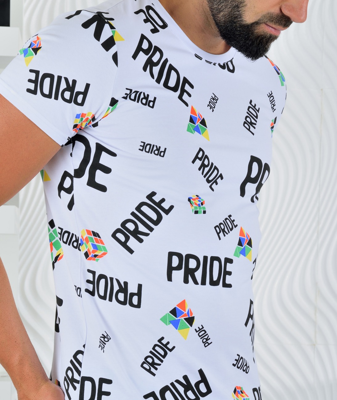 Мъжка бяла тениска PRIDE с кубче на рубик Мъжка бяла тениска PRIDE с кубче на рубик