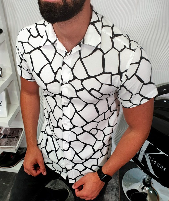Мъжка бяла риза с къс ръкав на черни фигури