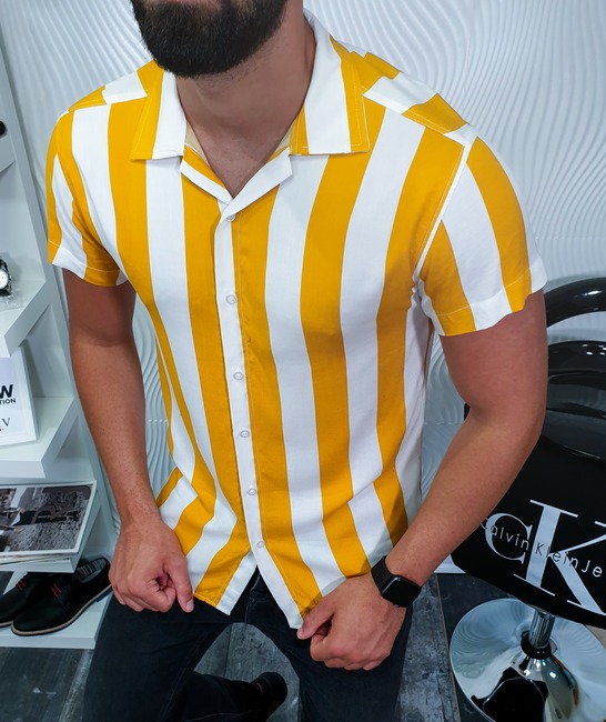 Мъжка бяла риза с къс ръкав на райе горчица 