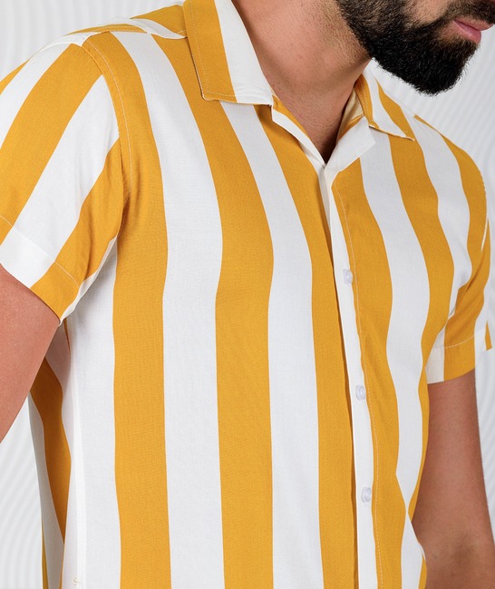 Мъжка бяла риза с къс ръкав на райе горчица 