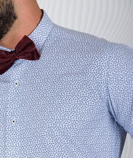 Мъжка бяла риза на сини елементи