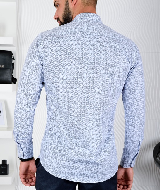 Мъжка бяла риза на сини елементи