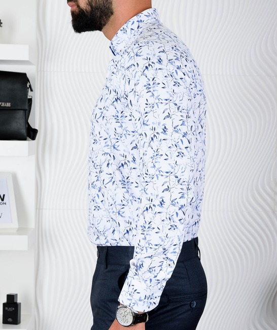 Бяла мъжка риза с елементи синкави клончета