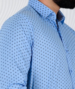 Синя мъжка риза на черни орнаменти