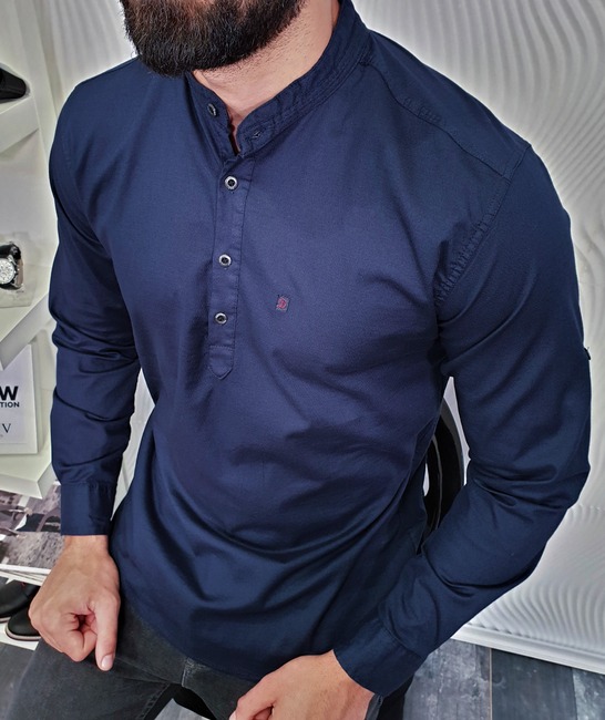 Мъжка тъмно синя риза със столче яка