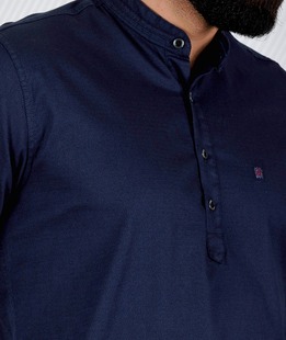 Мъжка тъмно синя риза със столче яка