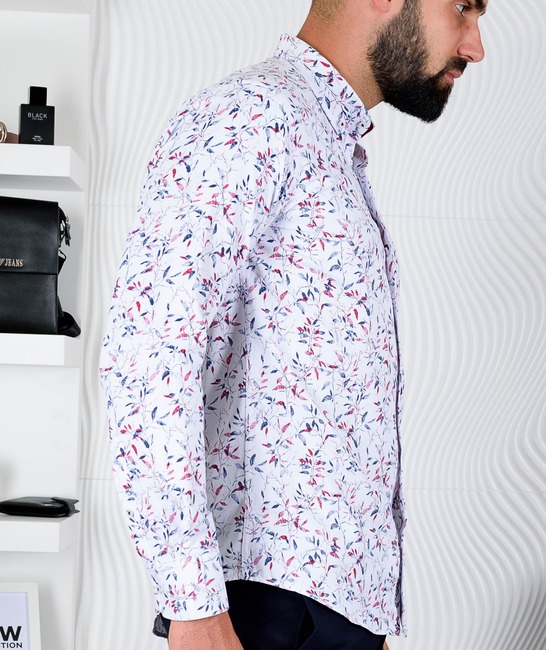 Бяла мъжка риза с елементи бордо клончета