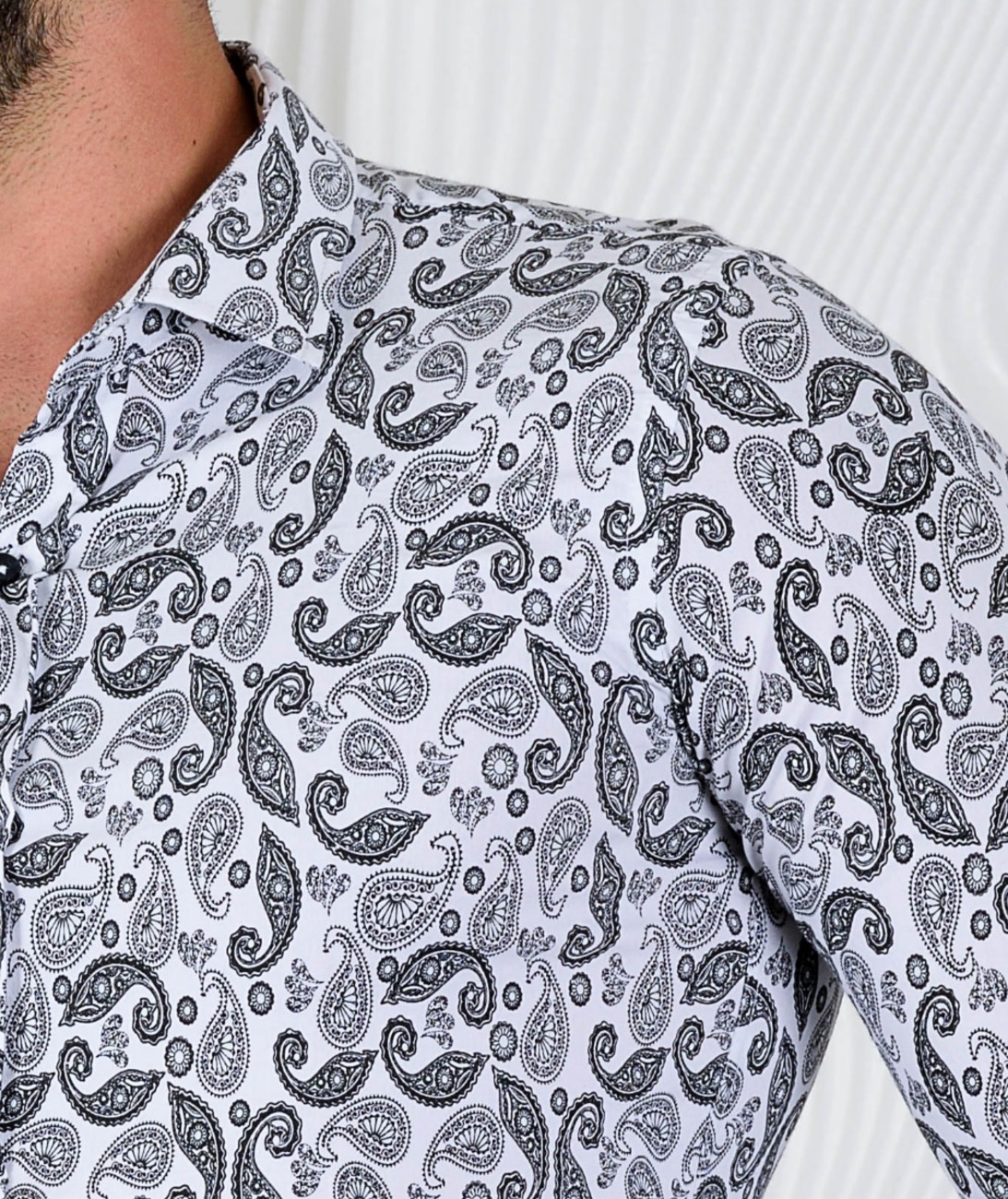 Мъжка бяла риза с paisley елементи Мъжка бяла риза с paisley елементи