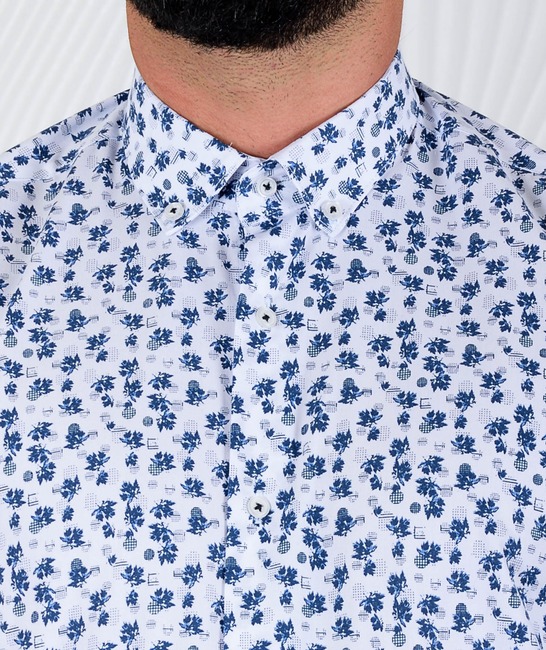 Бяла мъжка риза на сини листа и елементи