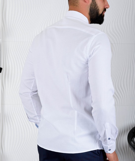 Бяла стуктурна мъжка риза със сини копчета