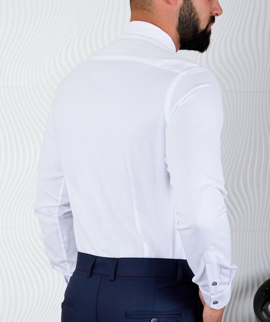 Бяла стуктурна мъжка риза със сини копчета
