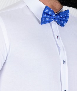 Бяла стуктурна мъжка риза със сини копчета