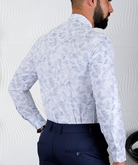 Мъжка бяла ленена риза със светло сини цветя