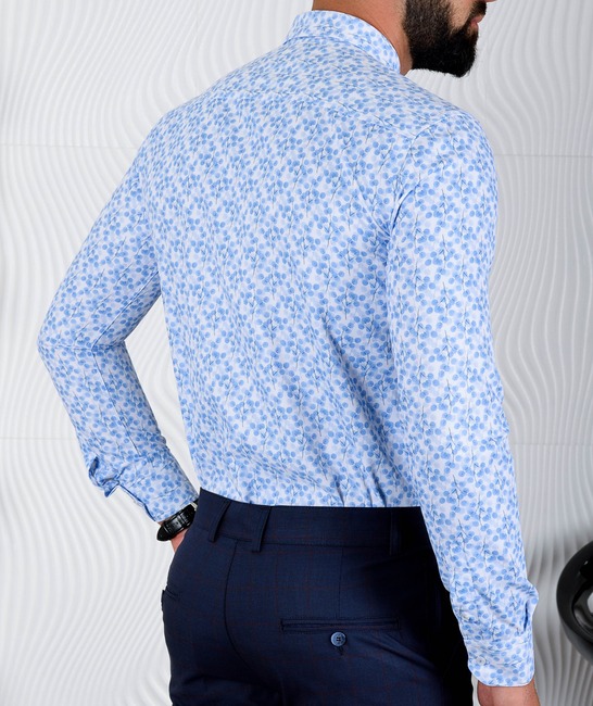 Мъжка бяла риза на сини клонки