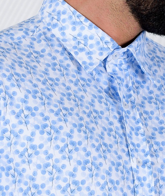 Мъжка бяла риза на сини клонки
