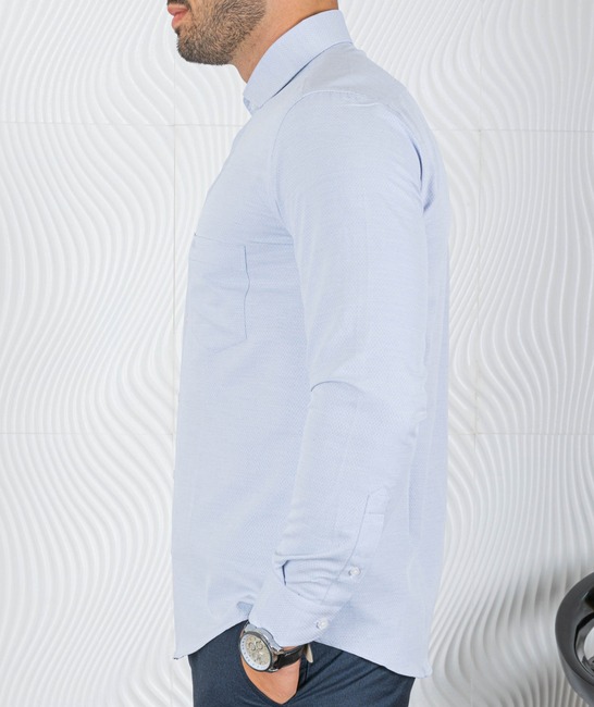 Светло синя мъжка риза на дискретни овални елементи