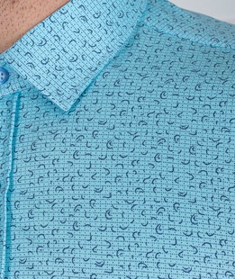 Синя мъжка риза с дъговидни черни елементи