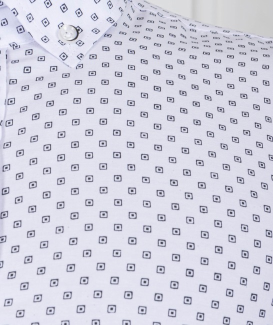 Бяла мъжка риза на черни малки квадратни орнаменти