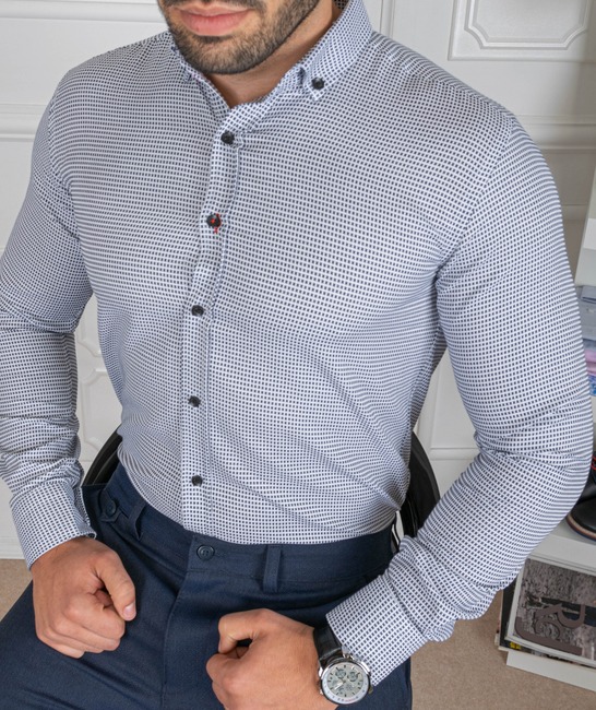 Бяла мъжка риза на дискретни черни квадратчета