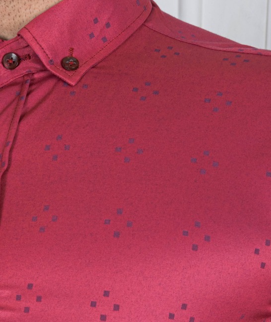 Мъжка бордо риза на дискретни малки квадратчета