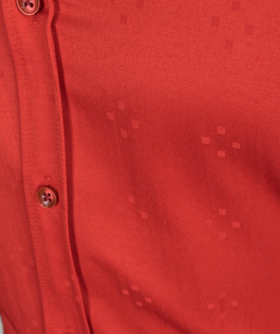 Мъжка червена риза на дискретни малки квадратчета