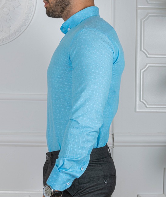 Мъжка синя риза на бели елементи