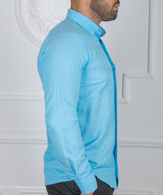 Мъжка синя риза на бели елементи