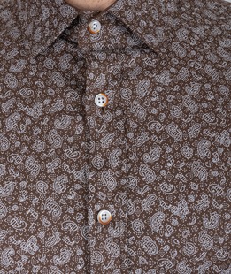 Мъжка кафява риза на бели пейсли елементи