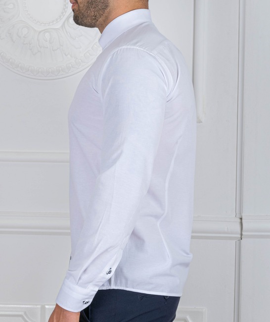 Мъжка бяла риза със син кант и квадратни сини копчета