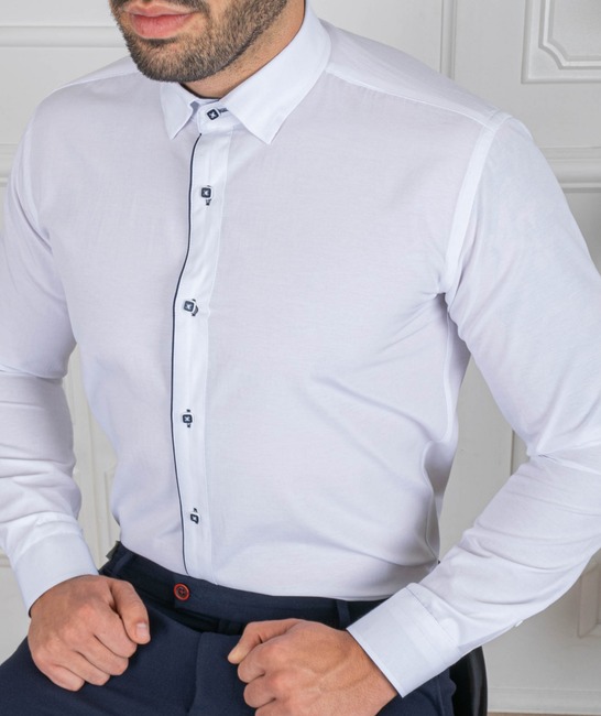 Мъжка бяла риза със син кант и квадратни сини копчета
