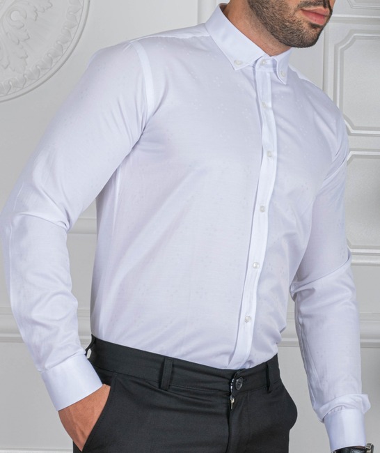 Мъжка бяла риза на дискретни малки квадратчета