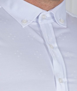 Мъжка бяла риза на дискретни малки квадратчета