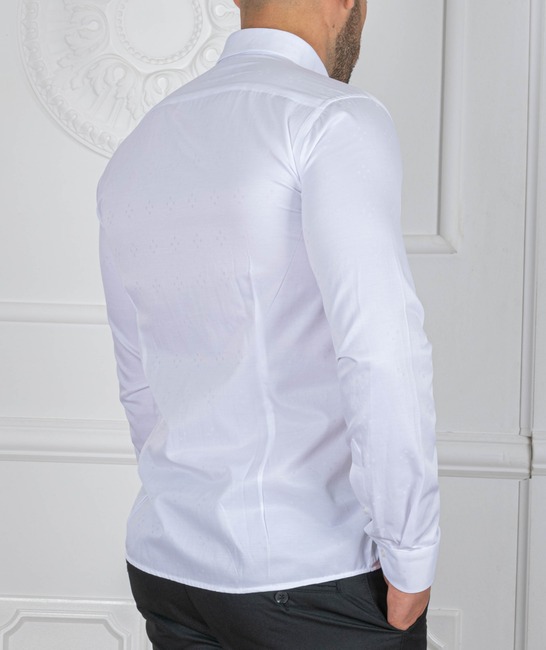 Мъжка бяла риза на дискретни малки квадратчета