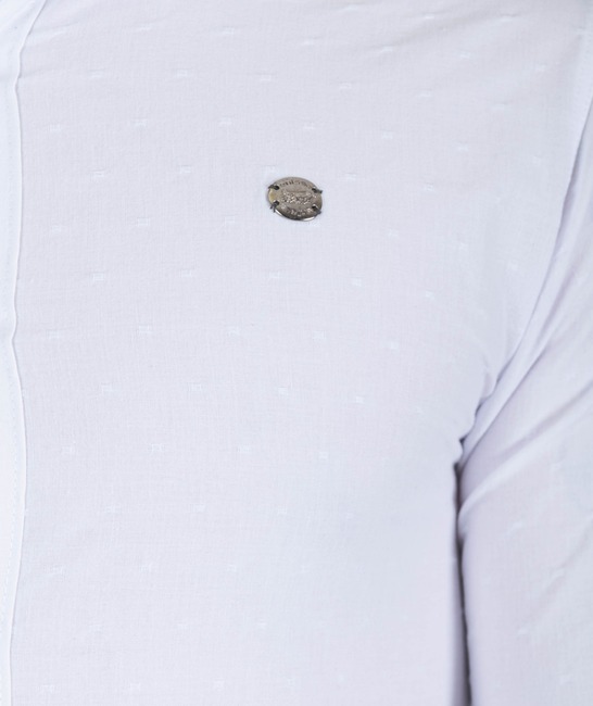 Мъжка бяла риза с кафяви копчета