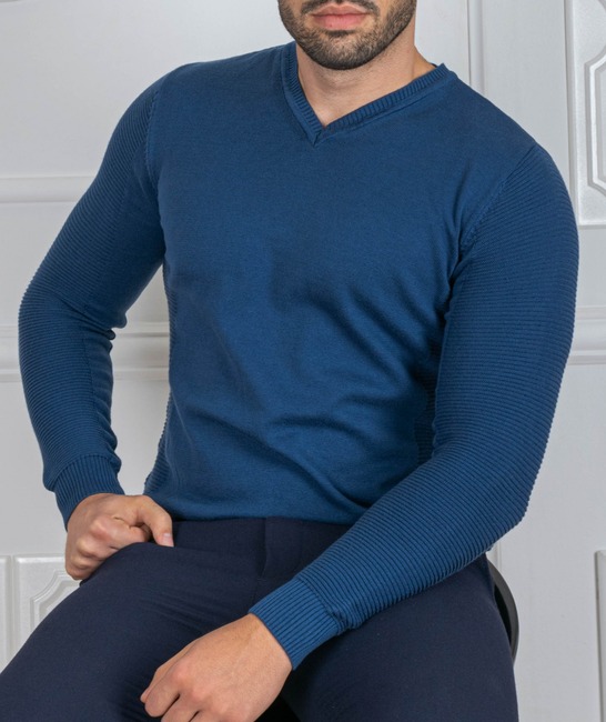 Мъжки син пуловер с остро деколте и оребрени ръкави