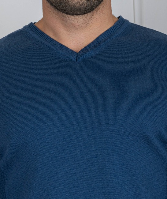 Мъжки син пуловер с остро деколте и оребрени ръкави
