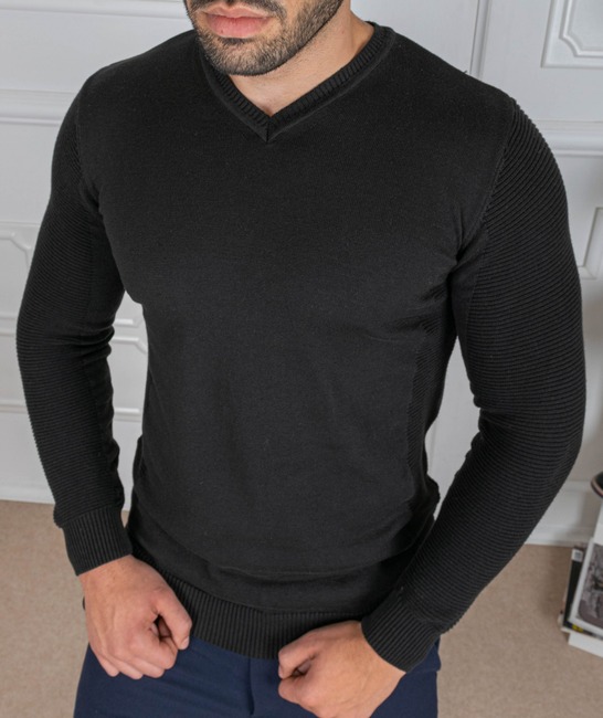 Мъжки черен пуловер с остро деколте