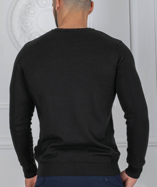 Мъжки черен пуловер с остро деколте
