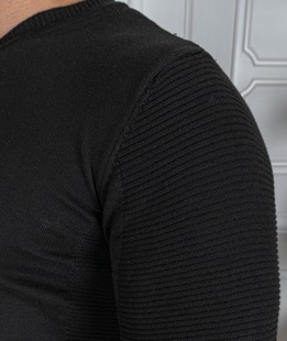 Мъжки черен пуловер с остро деколте