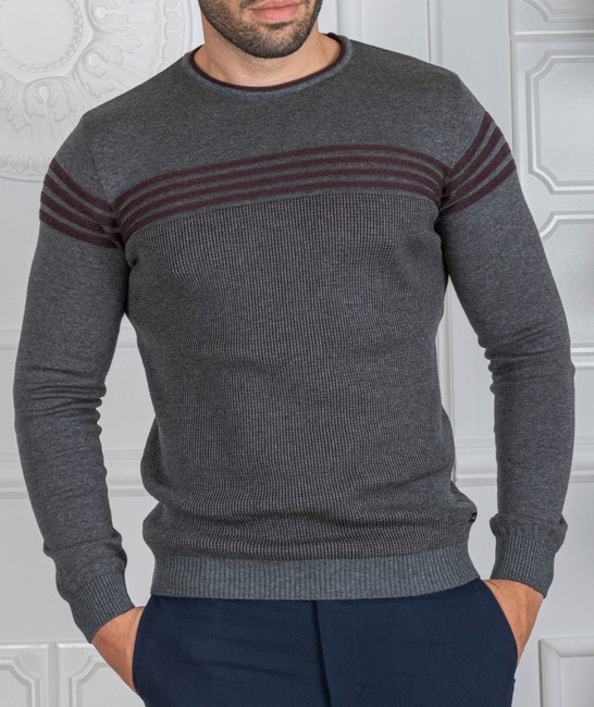 Мъжки пуловер цвят тъмно сив с хоризонтални ленти