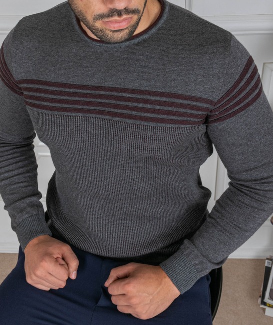 Мъжки пуловер цвят тъмно сив с хоризонтални ленти