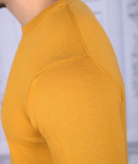 Мъжки пуловер памучен с обло деколте цвят горчица