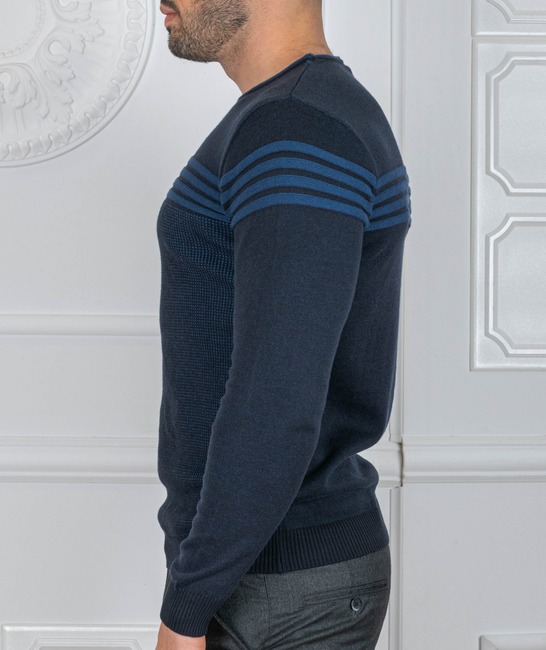 Мъжки тъмно син пуловер с хоризонтални ленти
