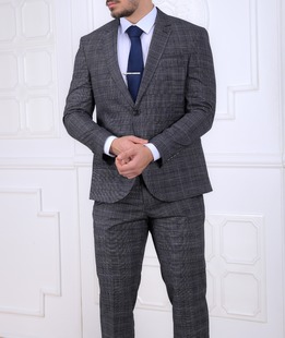 Кариран сив мъжки костюм с класическа кройка