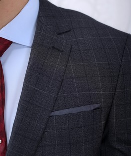 Елегантен класически мъжки костюм на тъмно сиво каре