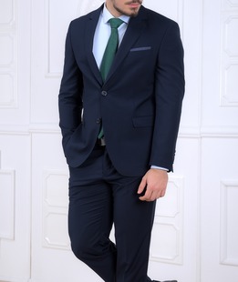 Класически мъжки костюм в тъмно синьо