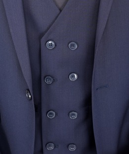 Изчистен мъжки костюм от три части в тъмно синьо